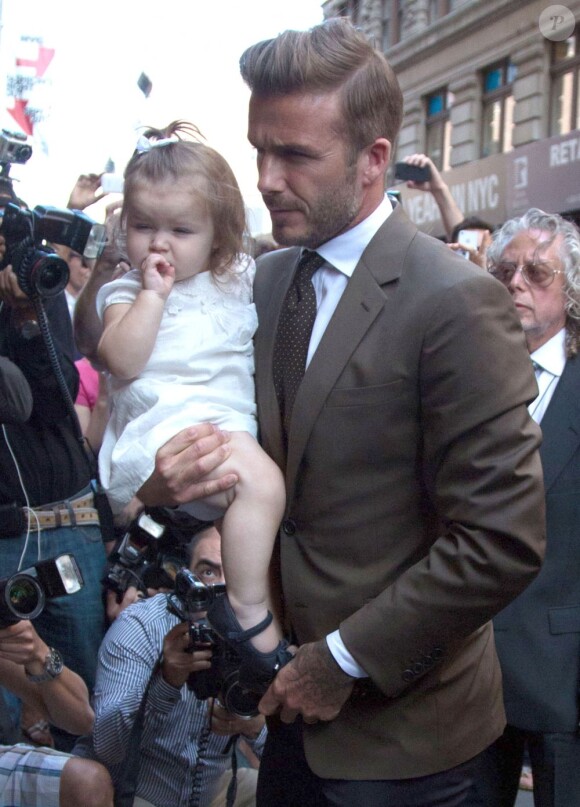 David Beckham avec sa fille Harper dans les bras, arrivent au restaurant Balthazar pour un déjeuner en famille, quelques heures avant le défilé de Victoria Beckham. New York, le 9 septembre 2012.