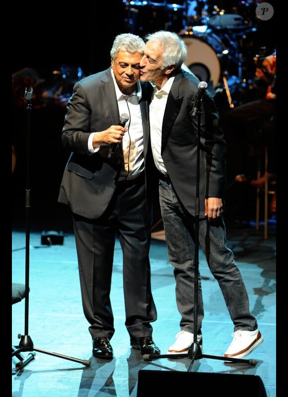 Enrico Macias, rejoint par Gérard Darmon, fête 50 ans de carrière sur la scène de l'Olympia à Paris, le 9 septembre 2012.