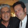 Enrico Macias et Laurent Gerra dans les coulisses de l'Olympia où le chanteur célèbre 50 ans de carrière, à Paris, le 9 septembre 2012.