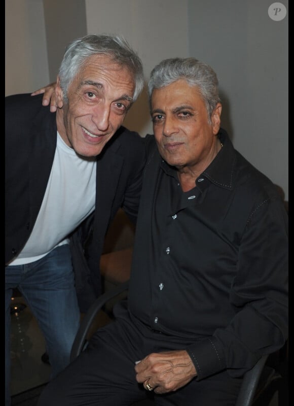 Enrico Macias, en compagnie de Gérard Darmon, dans les coulisses de l'Olympia où il fête 50 ans de carrière, à Paris, le 8 septembre 2012.
