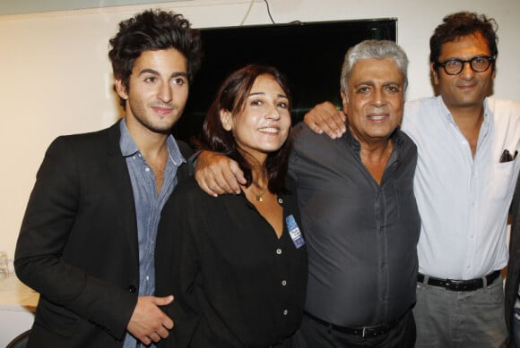 Enrico Macias, entouré de sa fille Jocya, de son fils Jean-Claude Ghrenassia, et de son petit-fils Simon, fête 50 ans de carrière à l'Olympia, le 7 septembre 2012.