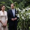 Le prince William et son épouse la princesse Catherine découvre l'orchidée baptisée en hommage à Lady Diana, dans le jardin botanique de Singapour où le couple princier effectue un voyage officiel au nom de la reine Elizabeth II, le 11 septembre 2012