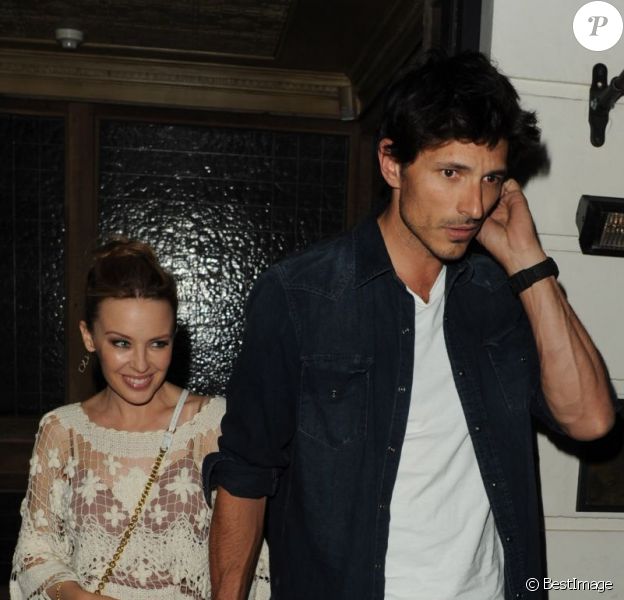 Kylie Minogue et son compagnon Andres Velencoso à la sortie d'un restaurant, à Londres, le 8 septembre 2012.