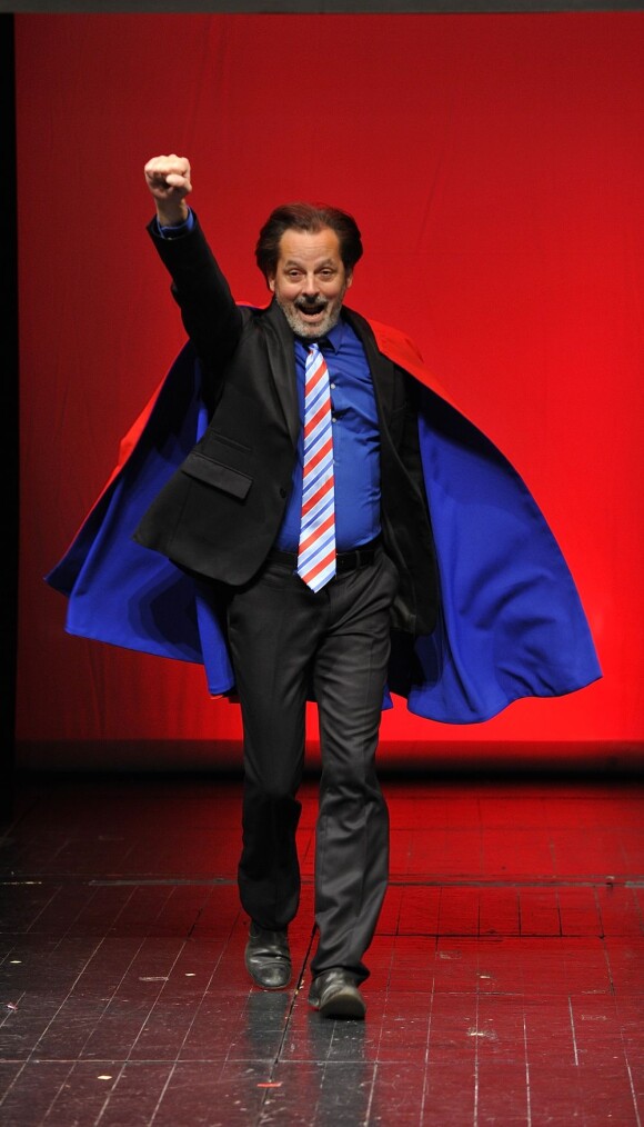 Christophe Alévêque en Super Rebelle au Théâtre du Rond-Point à Paris, le 10 avril 2012.