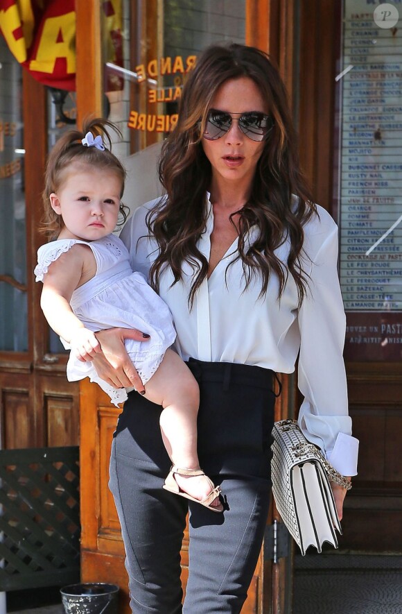 Victoria Beckham et sa fille Harper, ultra stylées à la sortie du restaurant Pastis à New York. Le 11 septembre 2012.