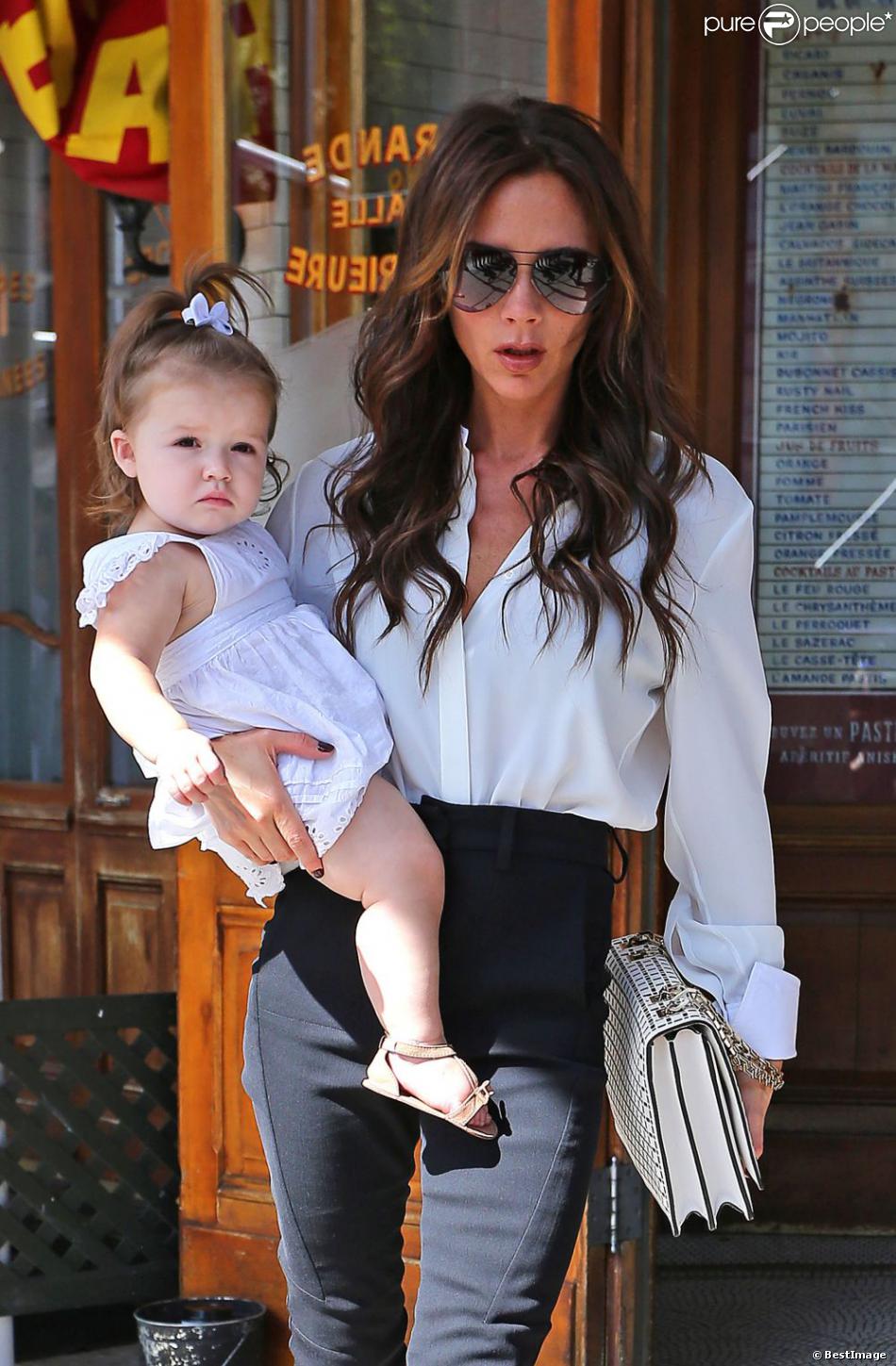 Victoria Beckham et sa fille Harper, ultra stylées à la sortie du(02)