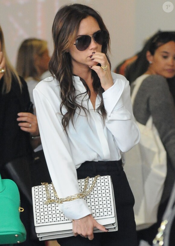 Victoria Beckham, shoppeuse concentrée dans la boutique Isabel Marant. New York, le 11 septembre 2012.