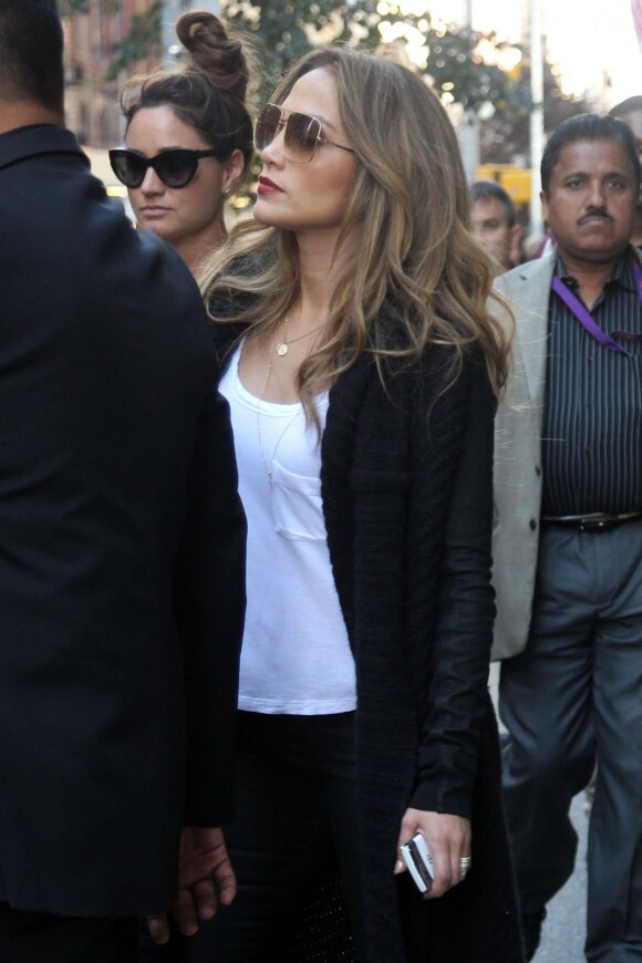 Jennifer Lopez, sous bonne escorte, fait du shopping avant une soirée en amoureux. New York, le 11 septembre 2012.