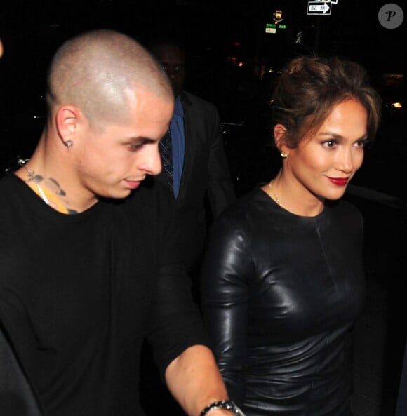 Jennifer Lopez et Casper Smart quittent le Marquis Theatre après avoir assisté à une représentation d'Evita et se dirigent vers le restaurant Scalinatella. New York, le 11 septembre 2012.