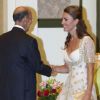 La duchesse de Cambridge Kate Middleton, habillée d'une robe Alexander McQueen, salue le roi de Malaisie Abdul Halim Mu'adzam Shah avant leur dîner officiel. Kuala Lumpur, le 13 septembre 2012.