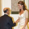 La duchesse de Cambridge Kate Middleton, habillée d'une robe Alexander McQueen, salue le roi de Malaisie Abdul Halim Mu'adzam Shah avant leur dîner officiel. Kuala Lumpur, le 13 septembre 2012.