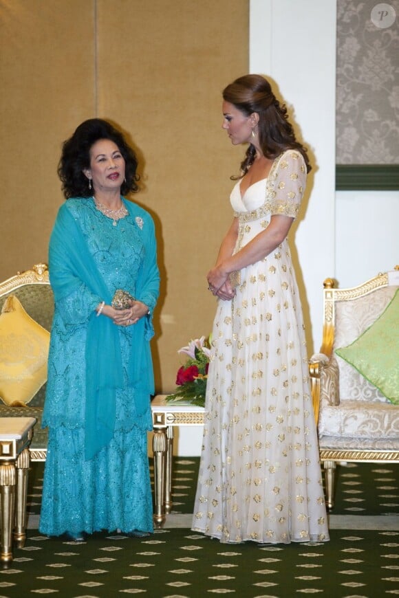 Kate Middleton et Tuanku Haminah binti Hamidun, reine de Malaisie, en pleine discussion dans le palais royal Istana Negara, avant le dîner officiel. Kuala Lumpur, le 13 septembre 2012.
