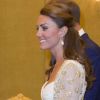 Kate Middleton, superbe dans sa robe Alexander McQueen, assiste à un dîner officiel avec son mari le prince William et le couple royal de Malaisie à l'Istana Negara. Kuala Lumpur, le 13 septembre 2012.