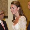 Kate Middleton, superbe dans sa robe Alexander McQueen, assiste à un dîner officiel avec son mari le prince William et le couple royal de Malaisie à l'Istana Negara. Kuala Lumpur, le 13 septembre 2012.