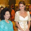 Kate Middleton, habillée d'une robe Alexander McQueen, rencontre la reine de Malaisie Tuanku Haminah binti Hamidun à l'Istana Negara avant un dîner officiel. Kuala Lumpur, le 13 septembre 2012.