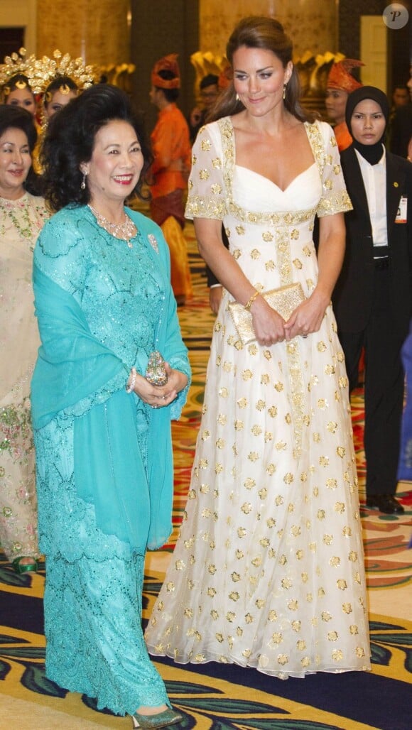 Kate Middleton, habillée d'une robe Alexander McQueen, rencontre la reine de Malaisie Tuanku Haminah binti Hamidun à l'Istana Negara avant un dîner officiel. Kuala Lumpur, le 13 septembre 2012.