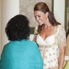 La duchesse de Cambridge Kate Middleton, souriante durant une discussion avec la reine de Malaisie Tuanku Haminah binti Hamidun. Kuala Lumpur, le 13 septembre 2012.