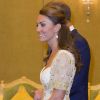 La duchesse de Cambridge Kate Middleton, ravissante dans sa robe Alexander McQueen, assiste avec son mari le prince William à un dîner officiel avec le roi Abdul Halim Mu'adzam Shah de Malaisie et sa femme. Kuala Lumpur, le 13 septembre 2012.