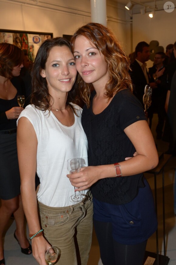 Elodie Varlet et Dounia Coesens (de Plus Belle La Vie) au vernissage de l'exposition de Richard Woleck, en septembre 2012.