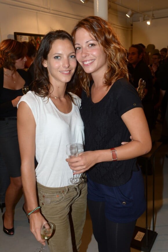 Elodie Varlet et Dounia Coesens (de Plus Belle La Vie) au vernissage de l'exposition de Richard Woleck, en septembre 2012.
