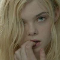 Elle Fanning devient une femme: une transition filmée pour Lolita Lempicka