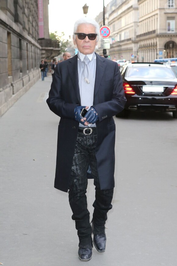 Karl Lagerfeld honorait le 18 septembre 2012 le vernissage de l'exposition Van Cleef & Arpels - L'art de la haute joaillerie au Musée des arts décoratifs de Paris.