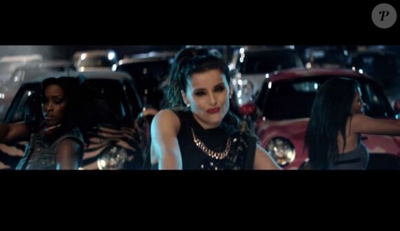 Image extraite du clip Parking Lot de Nelly Furtado, septembre 2012.