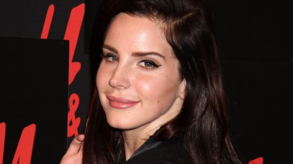 Lana Del Rey : L'héroïne rose bonbon soudain vénéneuse en noire pour H&M