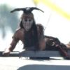 Dans un costume d'indien pour le rôle de Tonto pour le film Lone Ranger, Johnny Depp tourne des cascades sur une échelle le 19 septembre 2012 à Los Angeles.