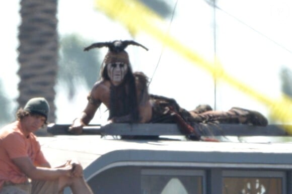 Dans un costume d'indien pour le rôle de Tonto pour le film Lone Ranger, Johnny Depp tourne des cascades sur une échelle le 19 septembre 2012 à Los Angeles.