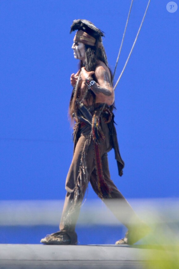 Dans un costume d'indien pour le rôle de Tonto pour le film Lone Ranger, Johnny Depp marche sur un train le 19 septembre 2012 à Los Angeles.