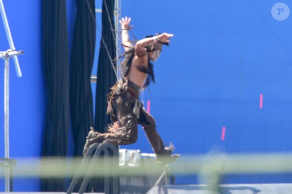 Dans un costume d'indien pour le rôle de Tonto pour le film Lone Ranger, Johnny Depp tourne des cascades torse nu le 19 septembre 2012 à Los Angeles.