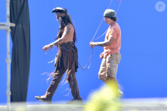 Dans un costume d'indien pour le rôle de Tonto pour le film Lone Ranger, Johnny Depp tourne des cascades torse nu le 19 septembre 2012 à Los Angeles.