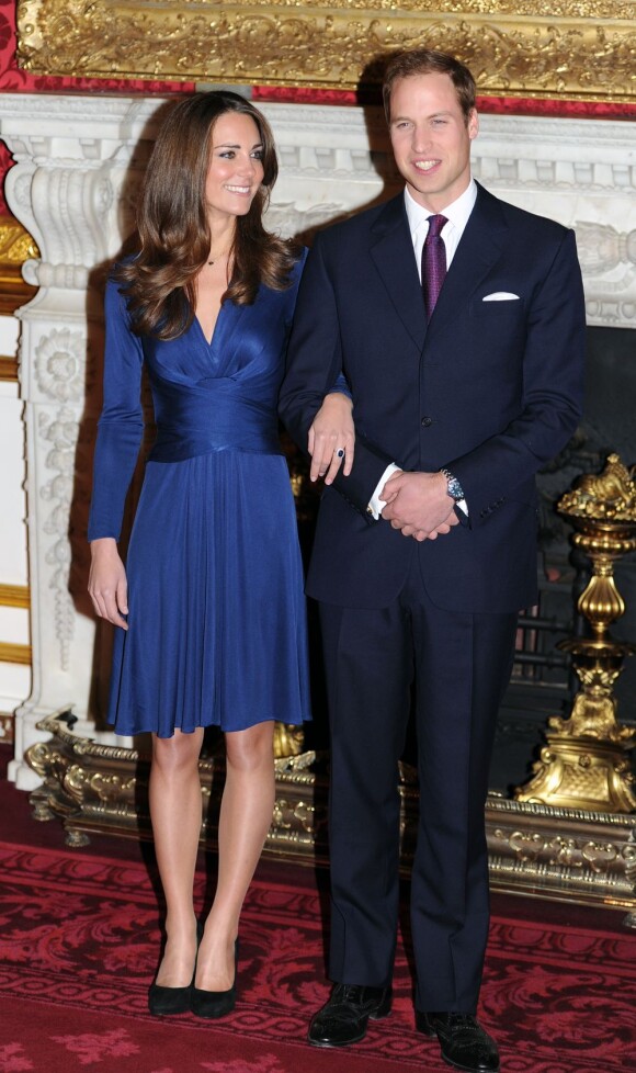 Kate Middleton avec le prince William lors de leurs fiançailles en novembre 2010