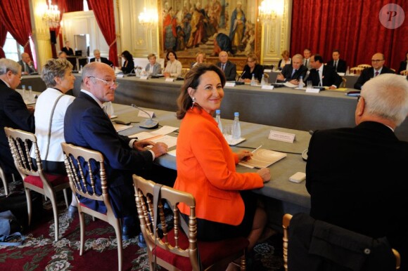 Ségolène Royal, lumineuse en orange, fait sa rentrée à l'Elysée lors d'une réunion des présidents de conseils régionaux, le 12 septembre 2012.