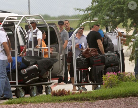Malles chargées, et week-end chargé en perspective : Justin Timberlake arrive à Cabo avec des amis le 21 septembre 2012 pour enterrer sa vie de garçon.