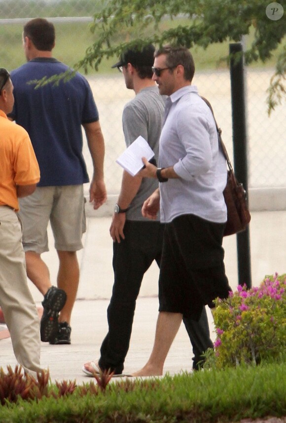Justin Timberlake arrive à Cabo avec des amis le 21 septembre 2012 pour enterrer sa vie de garçon.