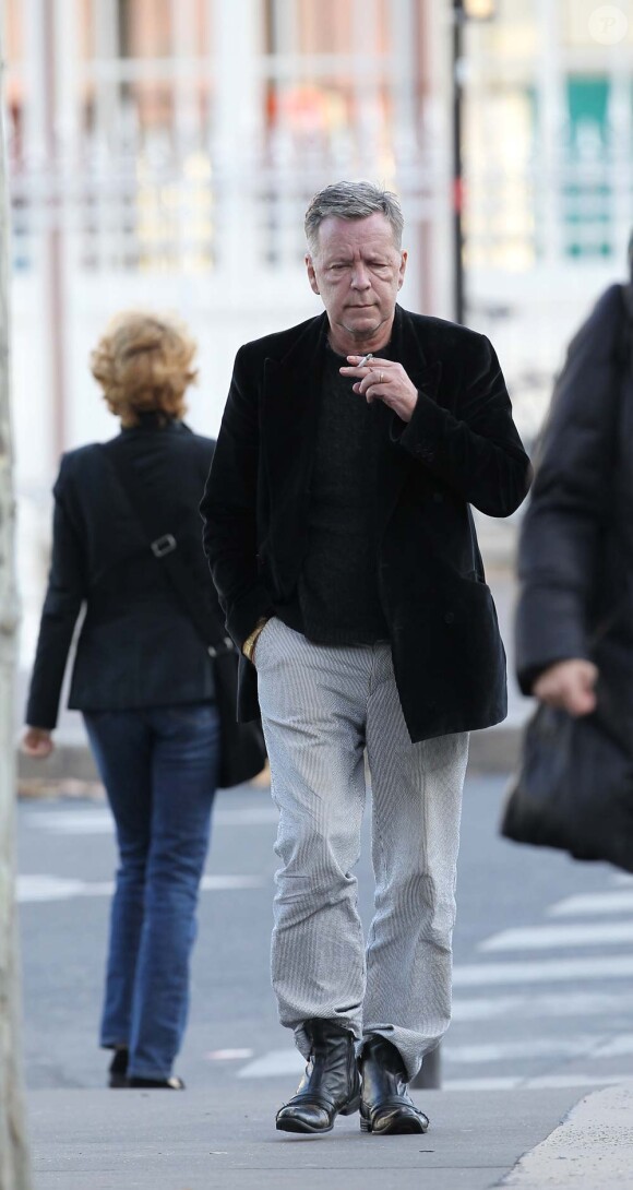 Renaud seul devant la Closerie des Lilas, le 14 novembre 2011.