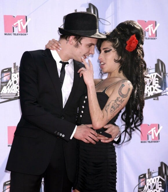 Amy Winehouse et Blake Fielder-Civil. En septembre 2012, l'ancien mari de la chanteuse, sorti du coma, confesse pour la première fois que c'est lui qui a fait entrer les drogues dures dans leur couple.
