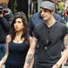 Amy Winehouse et Blake Fielder-Civil. En septembre 2012, l'ancien mari de la chanteuse, sorti du coma, confesse pour la première fois que c'est lui qui a fait entrer les drogues dures dans leur couple.