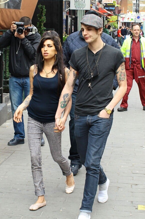 Amy Winehouse et Blake Fielder-Civil. En septembre 2012, l'ancien mari de la chanteuse, sorti du coma, confesse pour la première fois que c'est lui qui a fait entrer les drogues dures dans leur couple.