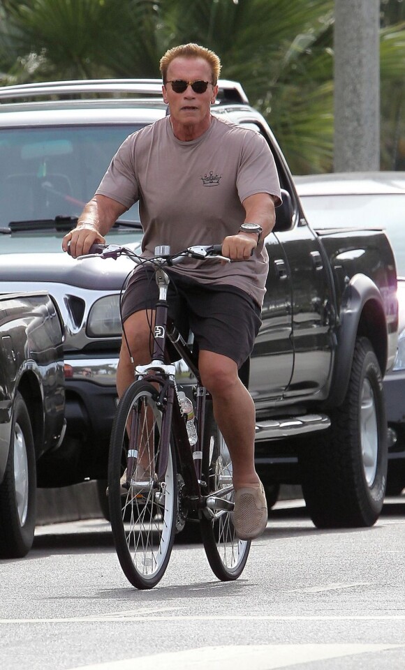 Arnold Schwarzenegger et sa fille Christina s'offrent une virée en vélo à Santa Monica le 22 septembre 2012