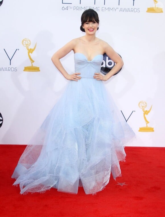 Zooey Deschanel porte une robe Reem Acra lors de la 64e cérémonie des Emmy Awards. Los Angeles, le 23 septembre 2012.