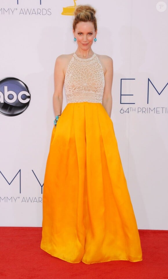 Leslie Mann, souriante, décontractée et habillée d'une robe à poches Naeem Khan accessoirisée de bijoux Lorraine Schwartz lors des Emmy Awards. Los Angeles, le 23 septembre 2012.