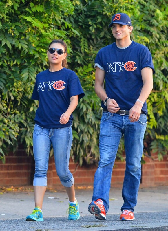 Mila Kunis et Ashton Kutcher, un couple joyeux qui profite d'un dimanche au calme dans les rues de New York. Le 23 septembre 2012.