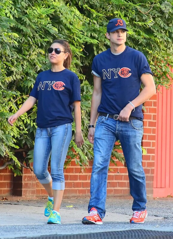 Mila Kunis et son petit ami Ashton Kutcher dans les rues de New York, le 23 septembre 2012.