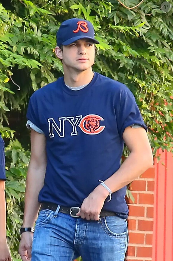 Ashton Kutcher et Mila Kunis dans les rues de New York, le 23 septembre 2012. Ils portent tous les deux un tee-shirt "NYC Bears".  Cute couple and big Chicago Bears fans Mila Kunis and Ashton Kutcher grabbed some ice cream in the West Village in New York, NY after watching football at a nearby bar on September 23rd, 2012. The couple showed their support for the Bears by the wearing matching NYC Bears Fans shirts.23/09/2012 - New York