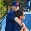 Ashton Kutcher et Mila Kunis partagent un moment de tendresse dans les rues de West Willage. New York, le 23 septembre 2012.