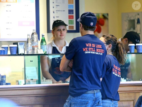 Ashton Kutcher et Mila Kunis commandent une glace chez Grom à West Willage. New York, le 23 septembre 2012.