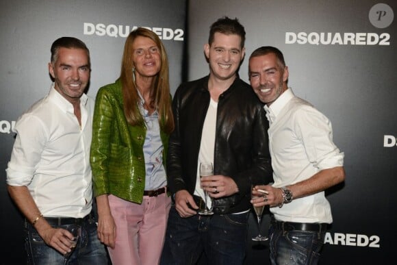 Michael Bublé et Anna Dello Russo entourés des jumeaux Dean et Dan Caten, créateurs de la marque DSquared2, à leur défilé à Milan, le 24 septembre 2012.